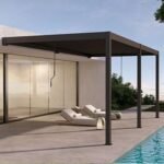 SUNNY INCH ® Pergola bioclimatique adossée à lames orientables en aluminium Pluton