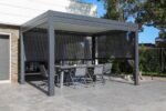 Pergola bioclimatique motorisée solaire Anémone aluminium gris + 3 rideaux