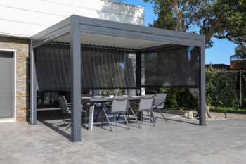 Pergola bioclimatique motorisée solaire Anémone aluminium gris + 3 rideaux