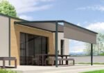 Store pergola en aluminium motorisée toile rétractable Dickson Orchestra adossée sur-mesure